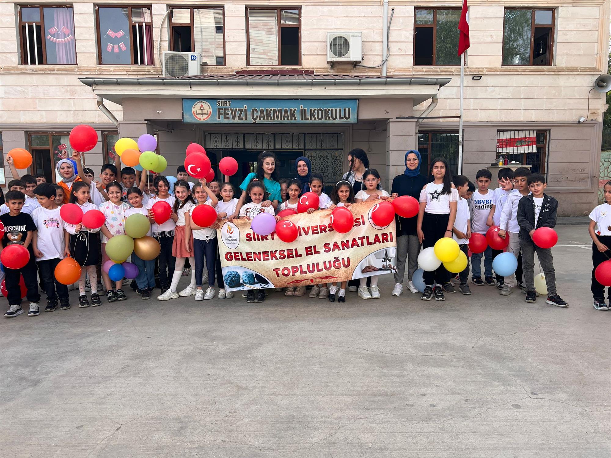 Geleneksel El Sanatları Topluluğu, Fevzi Çakmak İlkokulunda Ebru etkinliğini düzenledi.