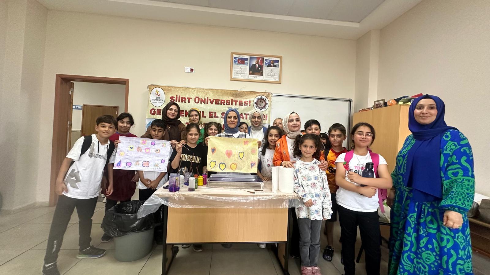 Geleneksel El Sanatları Topluluğu, Şehit Kürşat Güneş İlkokulunda Ebru Sanatı etkinliğini düzenledi.