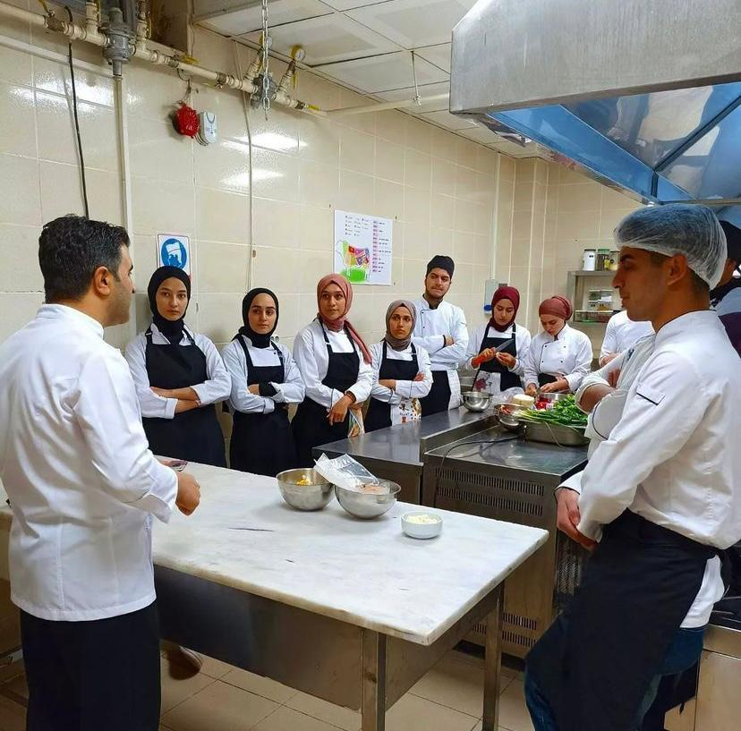 Aşçılık Topluluğu, Gaziantep Orkide Pastaneleri Mutfak Koordinatörü Executive Chef Mehmet Akif BÜYÜK ün katılımıyla Pizza ve Makarna Atölyesi etkinliğini gerçekleştirdi.