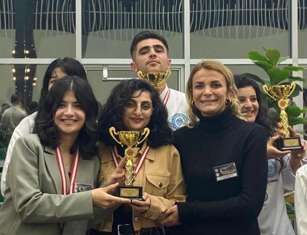 Gastro Sanat Topluluğumuz, Anadolu Mirası Soframda Üniversiteler Arası Yemek Yarışmasında Menengiçli Baklava ile tatlı kategorisinde 3. oldular.