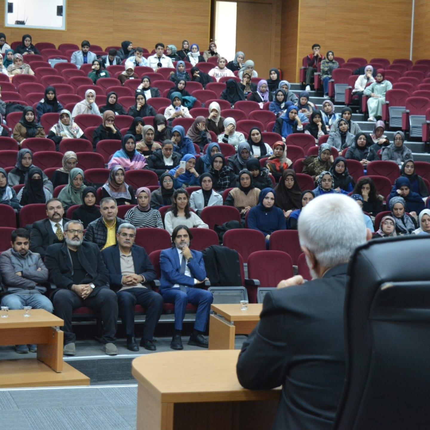 Genç Gönüllüler Topluluğu, Ramazan KAYAN Konferansı etkinliğini düzenledi.