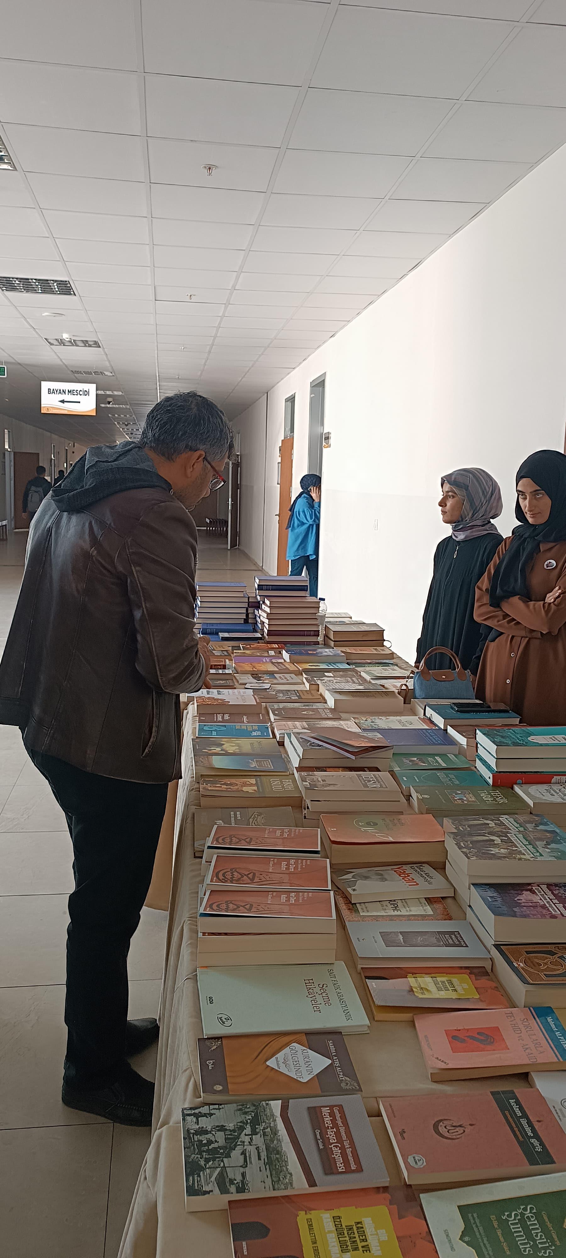 Bacıyan-ı Anadolu Topluluğu, Kitap Kermesi etkinliğini düzenledi.