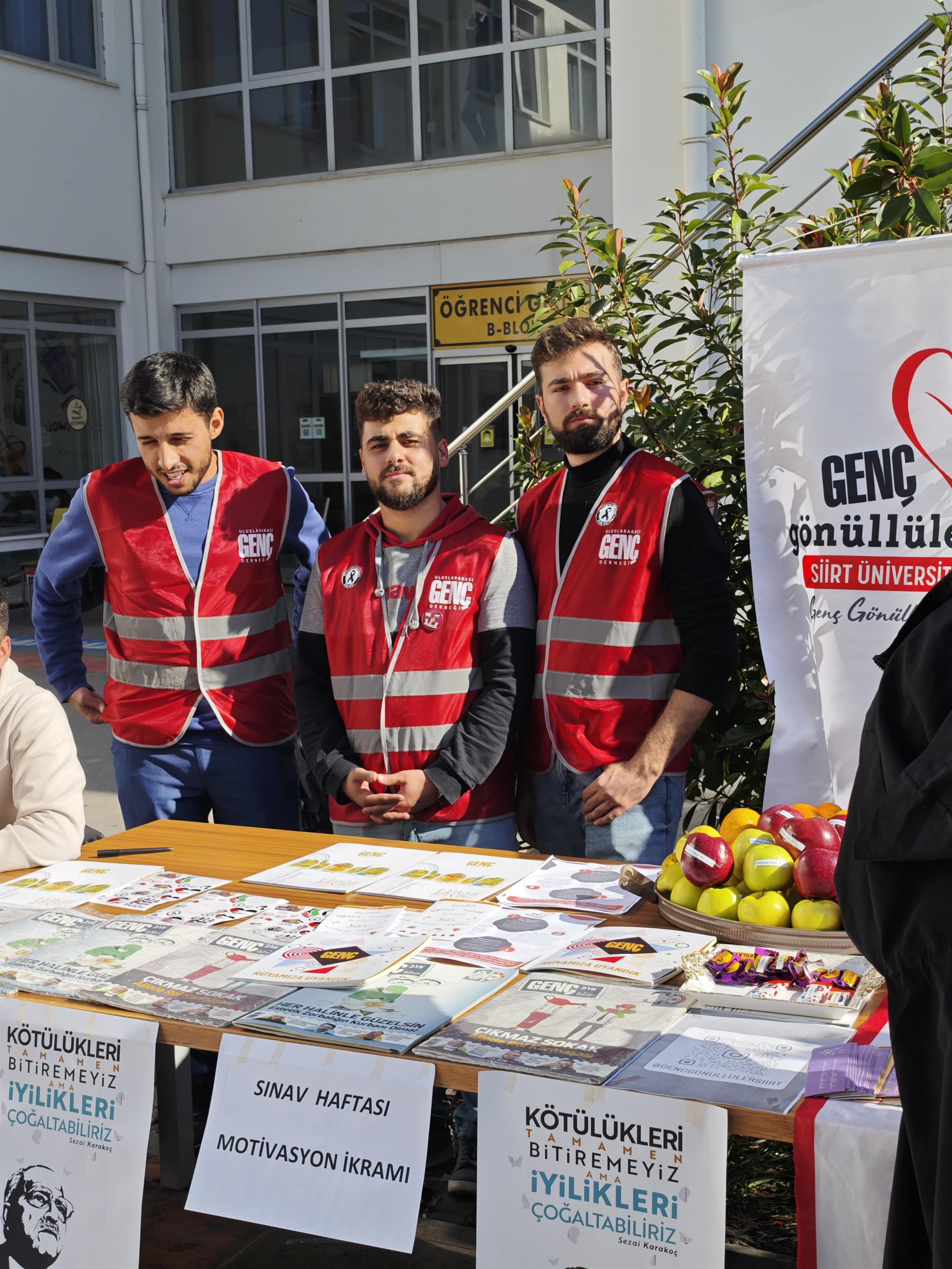 Genç Gönüllüler Topluluğu, Stant etkinliğini düzenledi.