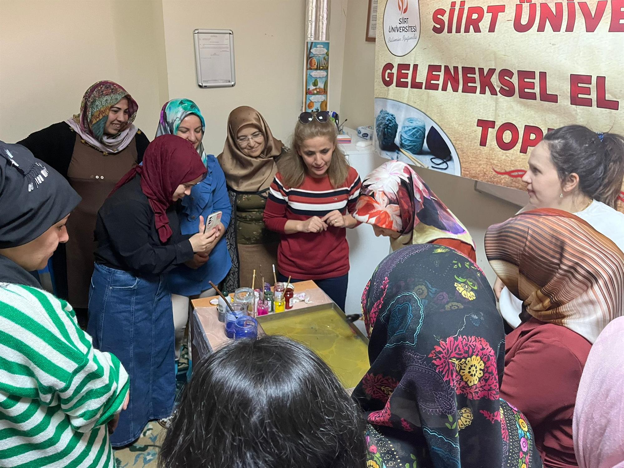 Geleneksel El Sanatları Topluluğu, Mehmetçik İlköğretim Okulunda Ebru Sanatı etkinliğini düzenledi.