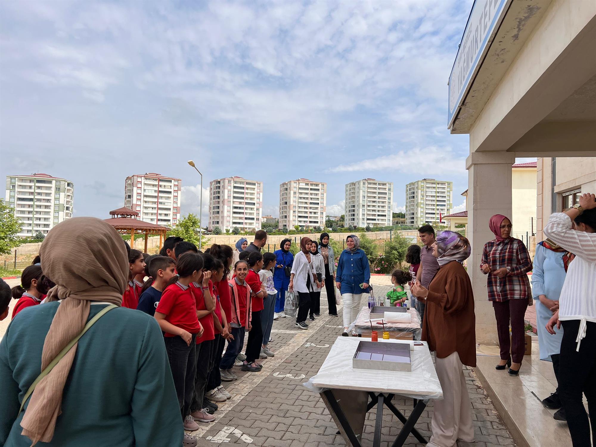 Geleneksel El Sanatları Topluluğu, Yağmurtepe İlkokulunda Ebru etkinliğini düzenledi.