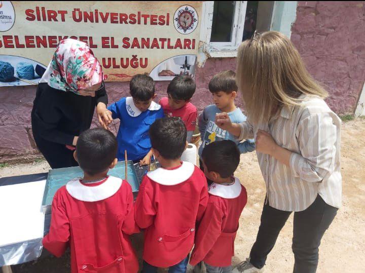 Geleneksel El Sanatları Topluluğu, Köy Okulunda Ebru Sanatı etkinliği düzenledi.