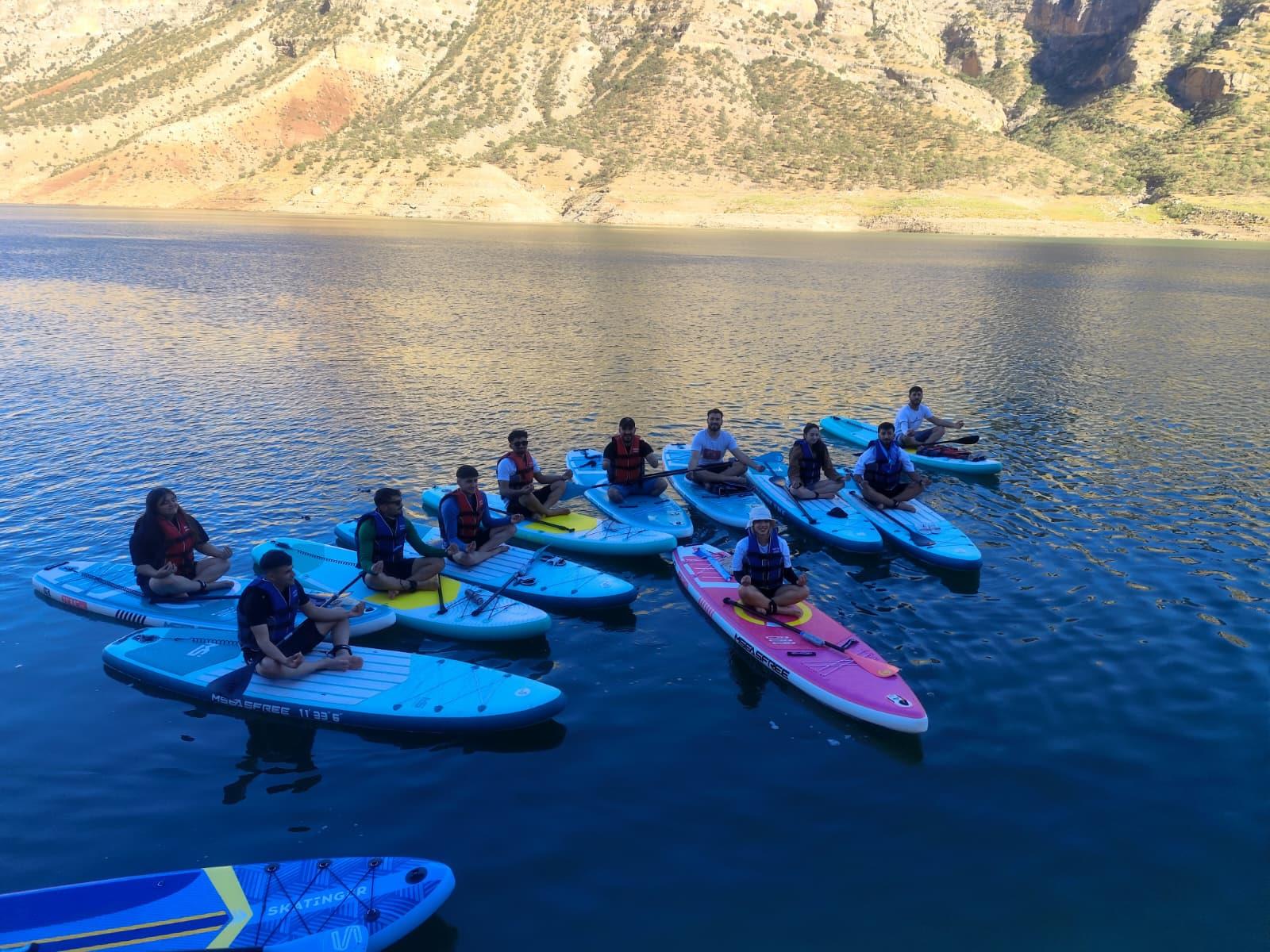 Kano SUP Topluluğu, SUPasana Suda Yoga ve SUP etkinliğini düzenledi.