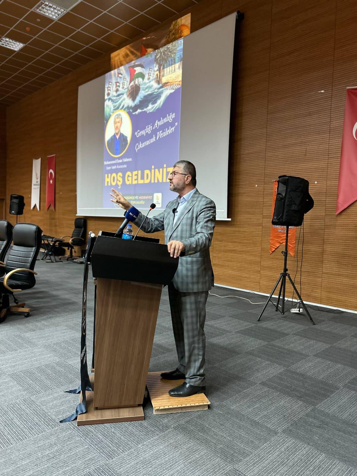 Düşünce ve Medeniyet Topluluğu, Gençliği Aydınlığa Çıkaracak Vesileler etkinliğini düzenledi.