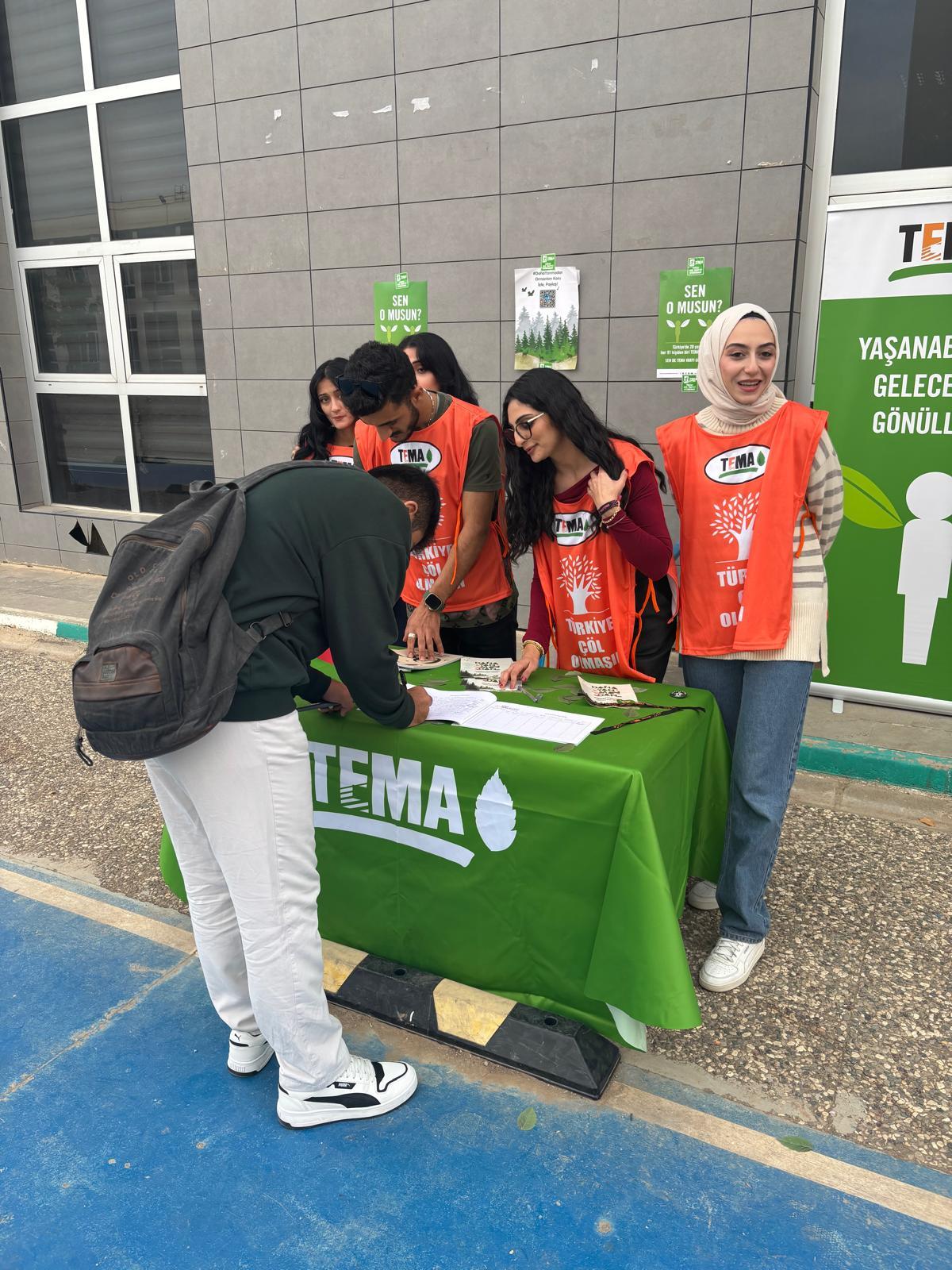 Genç Tema Topluluğu Tanıtım Standı ve Üye Alımı etkinliğini düzenledi.