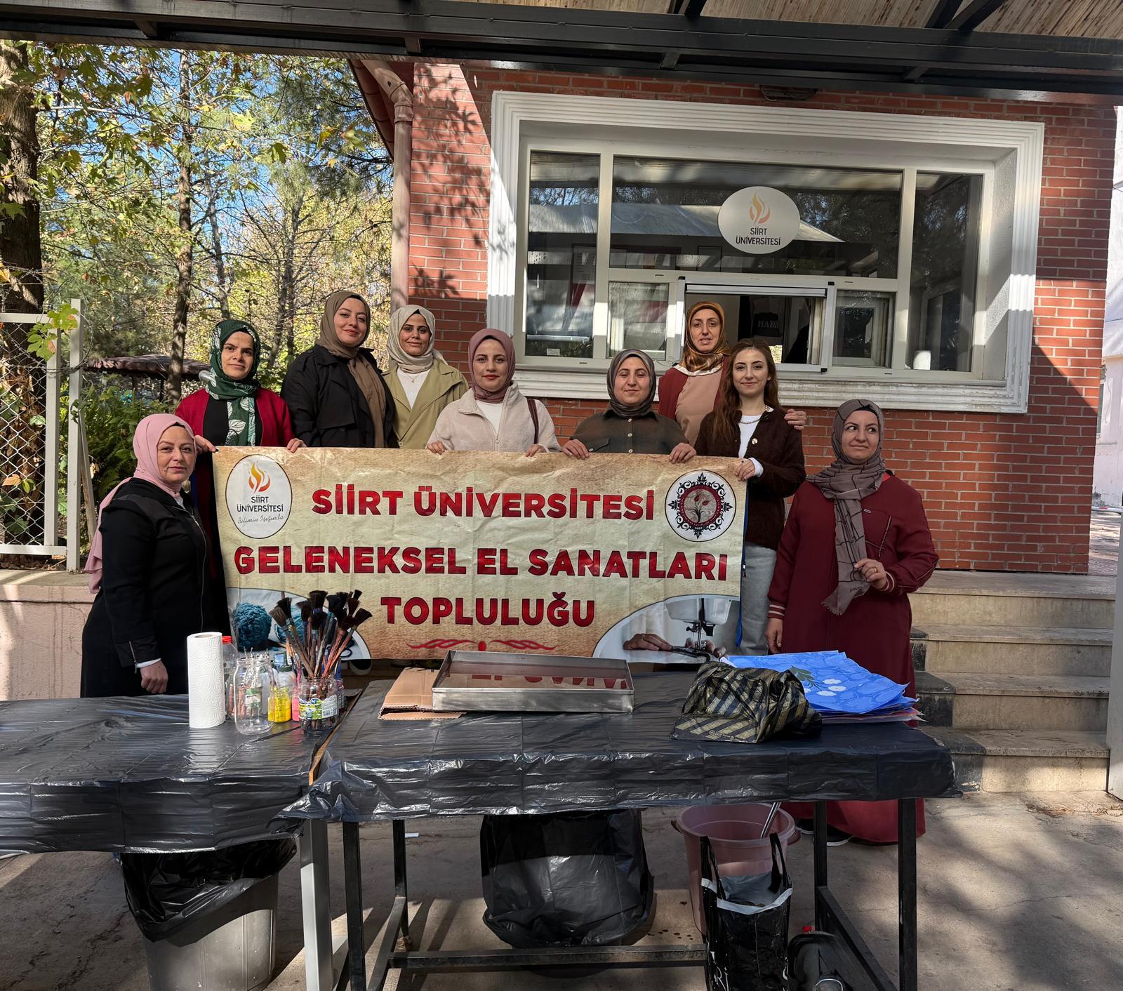 Geleneksel El Sanatları Topluluğu, Merkez Kampüste Ebru Sanatı etkinliği düzenledi.