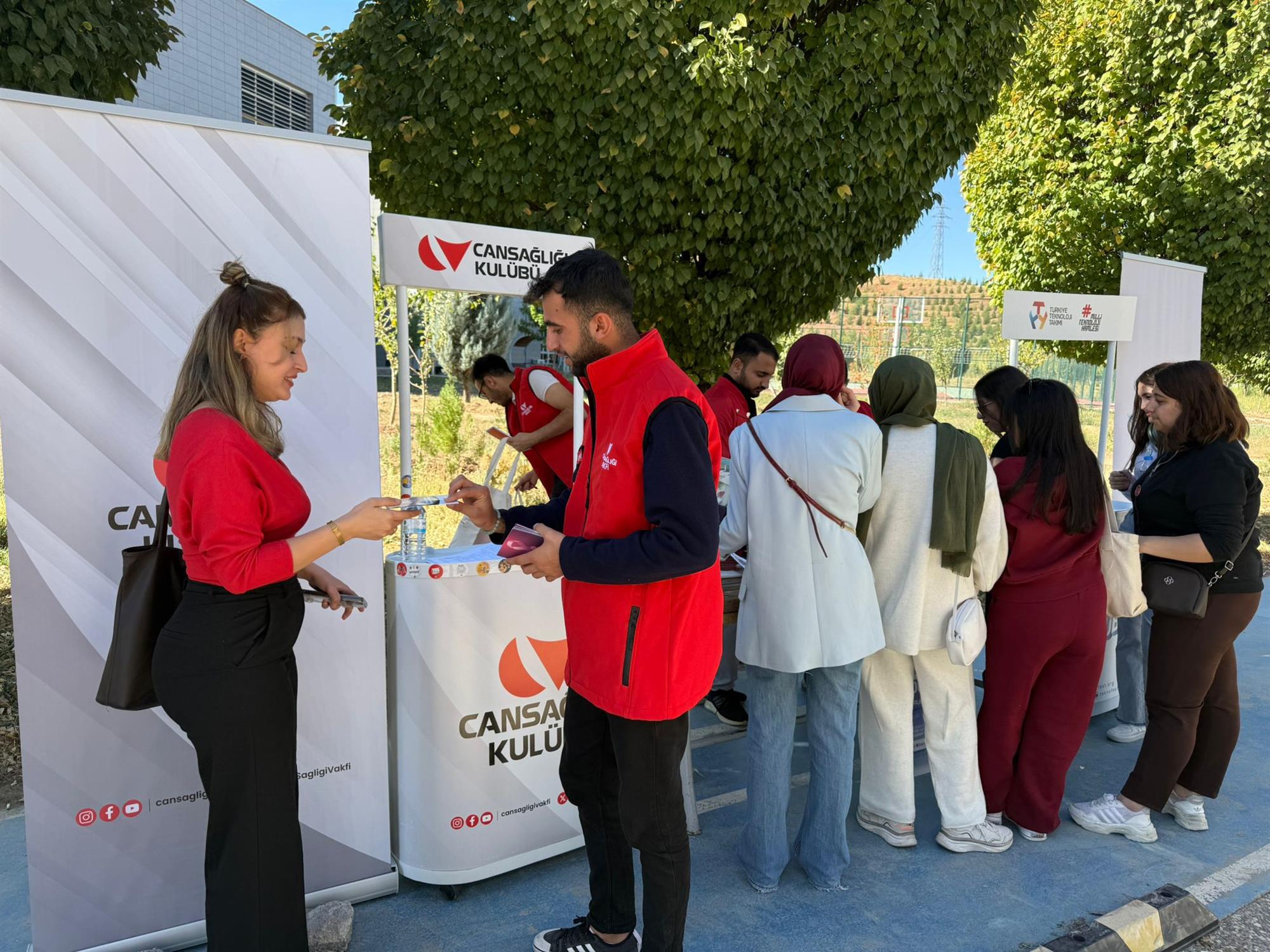 Cansağlığı Topluluğu, Meme Kanseri Farkındalık Broşür Dağıtımı etkinliğini düzenledi.