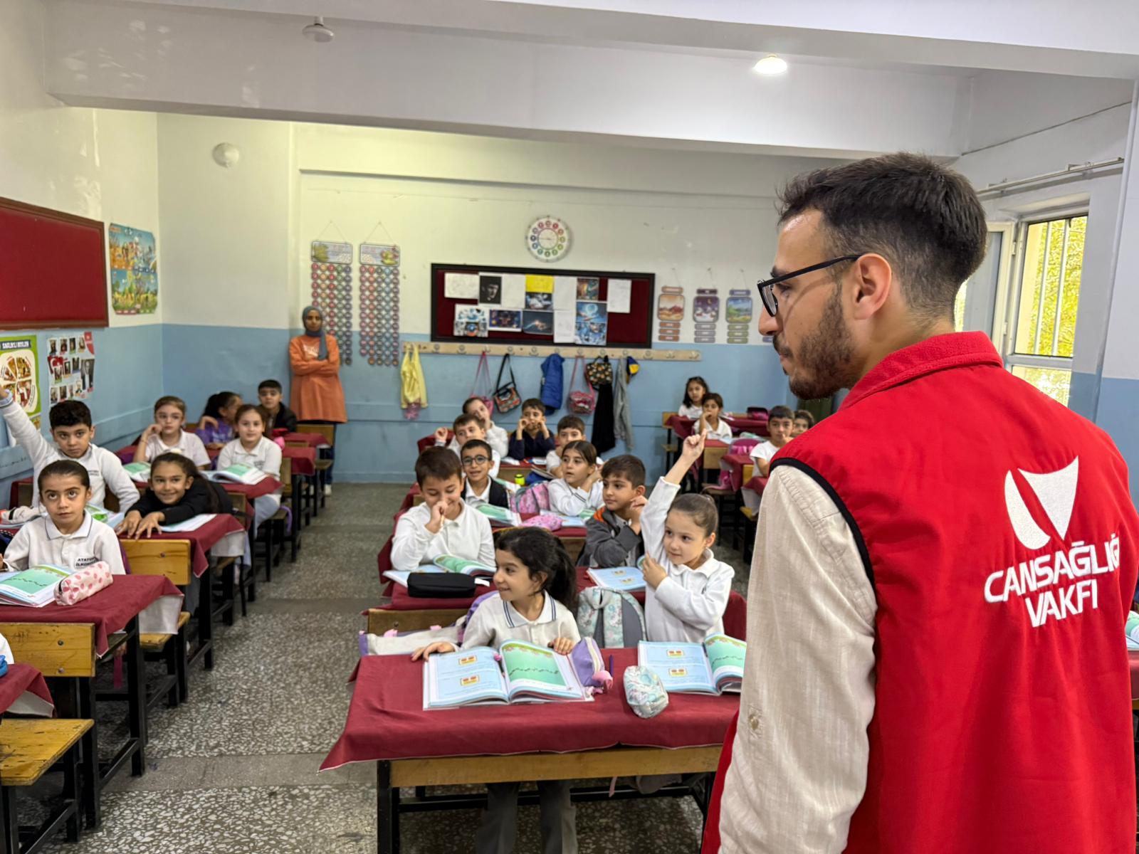 Cansağlığı Topluluğu, Atatürk İlkokulunda Temel Beslenme ve Hijyen Eğitimi etkinliğini düzenledi.