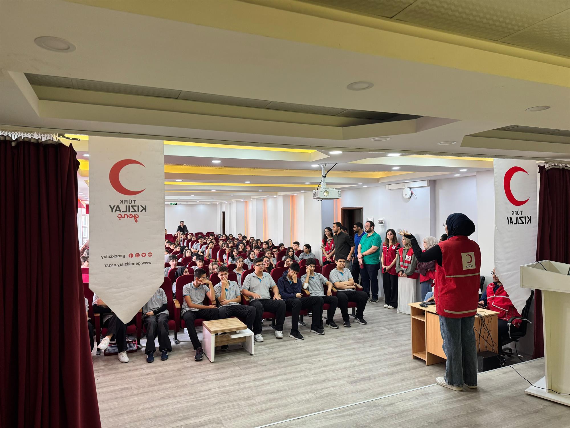 Kızılay Topluluğundan Siirt Sosyal Bilimler Lisesi Öğrencilerine Kızılaycılık Eğitimi