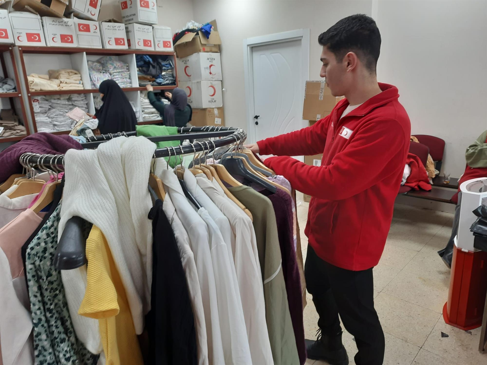 Kızılay Topluluğundan Giyim Yardımı Etkinliği