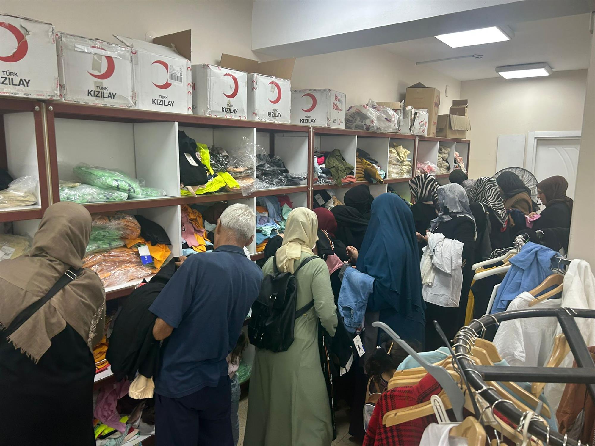 Kızılay Topluluğundan Giyim Dağıtımı Etkinliği
