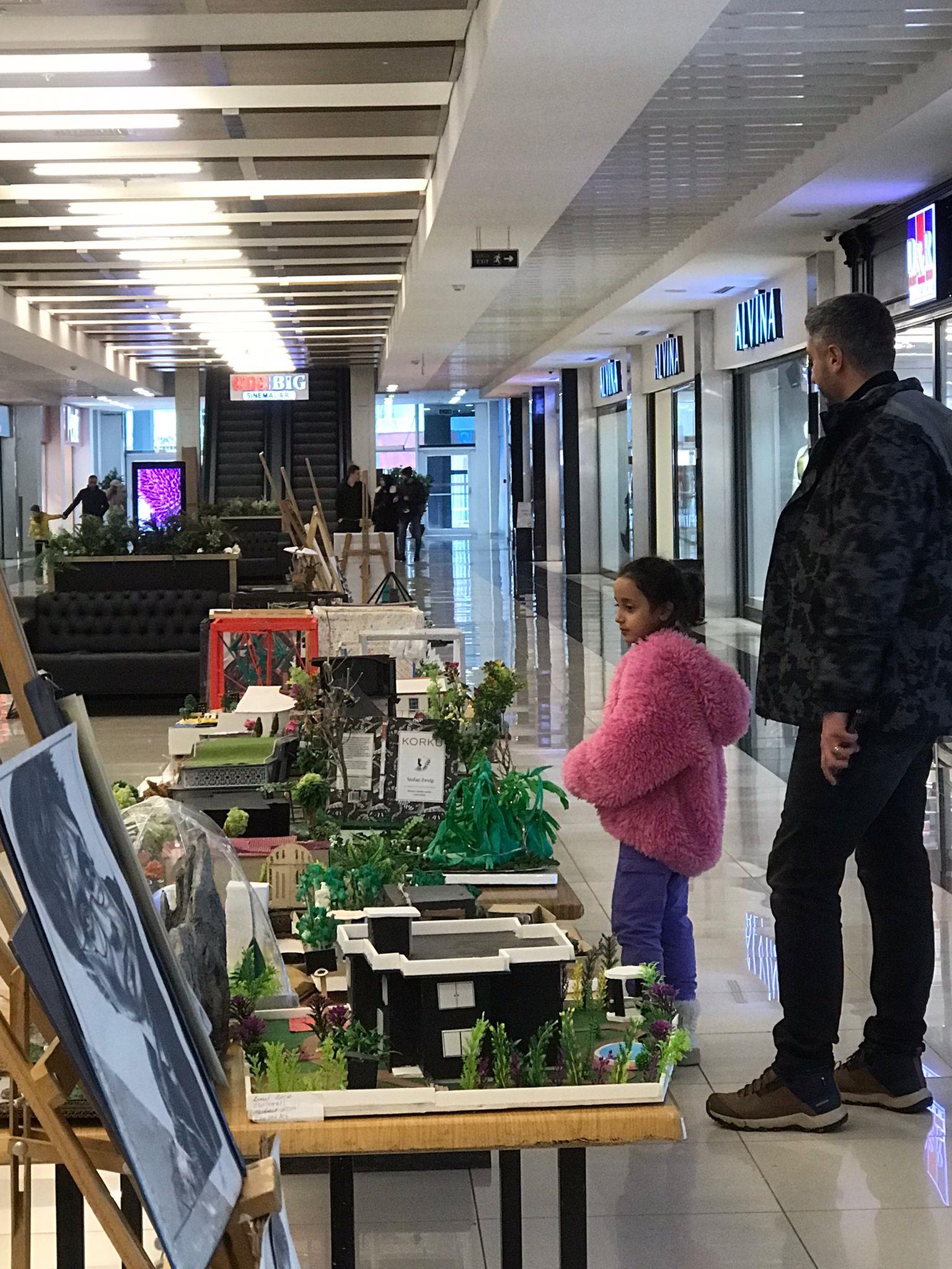 Genç Tasarımcılar Topluluğu, Yılsonu Sergisi etkinliğini düzenledi.