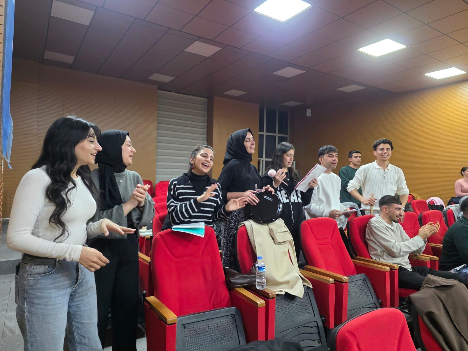 Sahne Arkasında Eleştiri Kültürü: Yaratıcı Drama Topluluğu’ndan Eleştirel İzleyici Oturumları