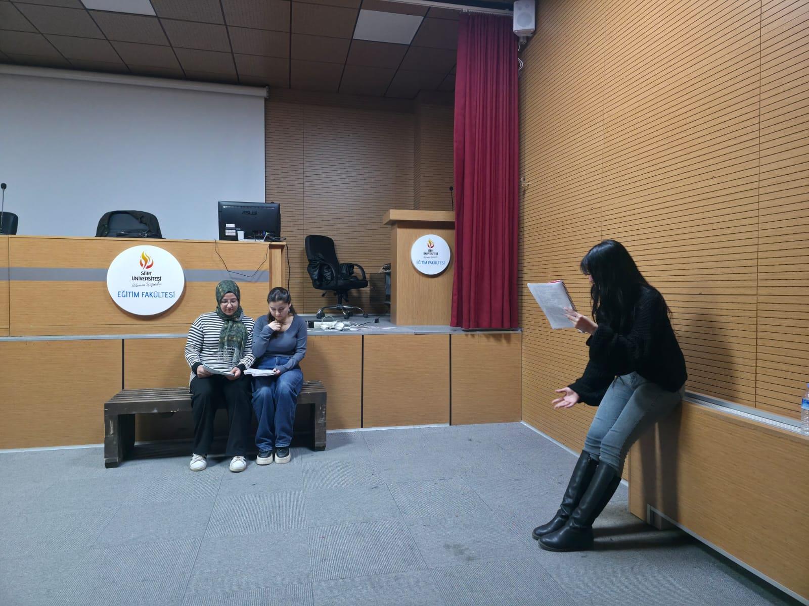 Metinden Sahneye Yolculuk: Tiyatro Metinleri Tahlil Oturumlarında Derinlemesine İncelendi