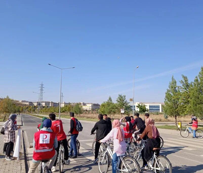 Kızılay Topluluğu, Mühendislik Fakültesi-Rektörlük mesafesinde Gönüllü Buluşması ve Bisiklet Sürme etkinliğini gerçekleştirdi.