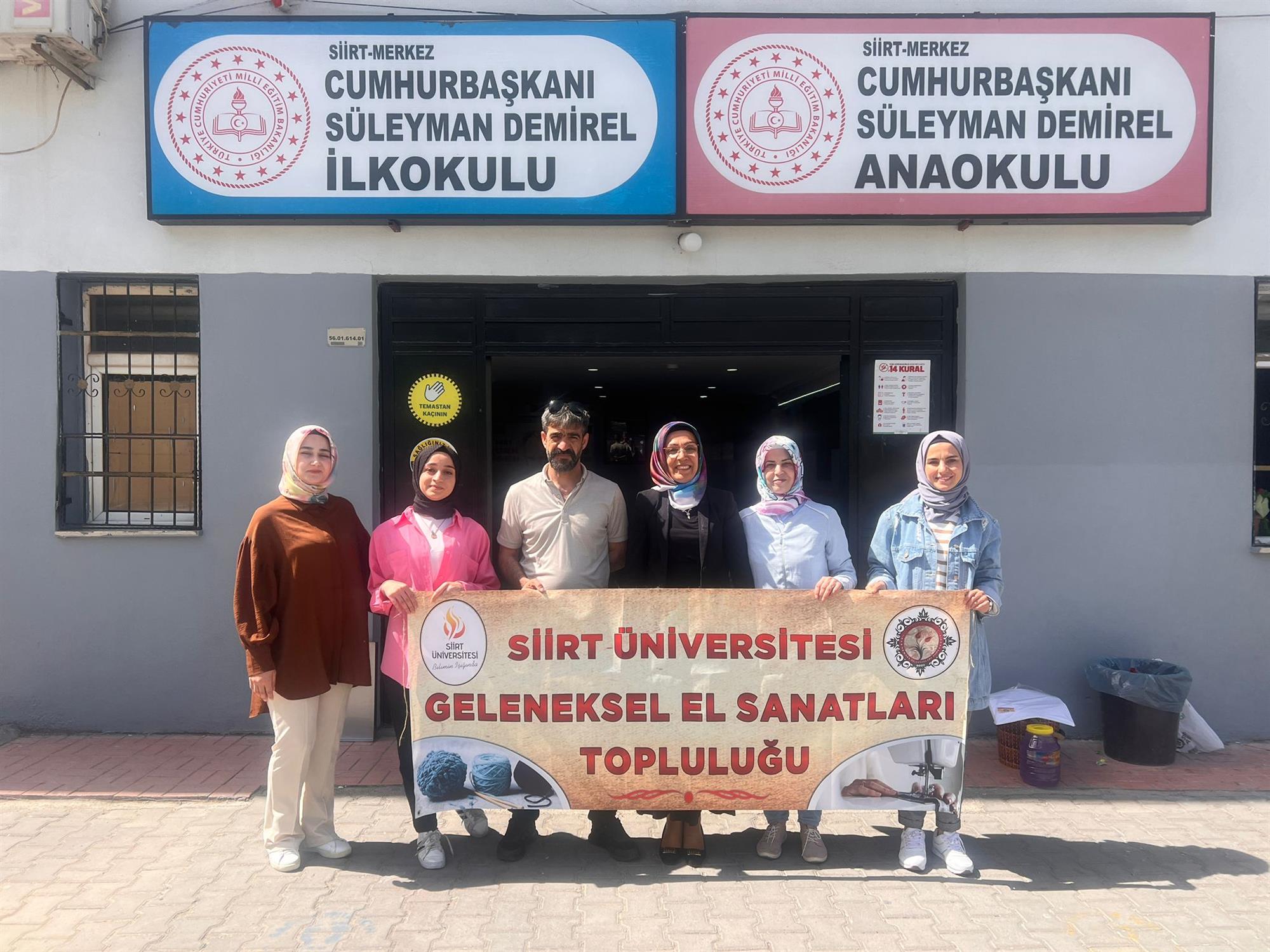 Geleneksel El Sanatları Topluluğu, Süleyman Demirel İlkokulunda Ebru etkinliği düzenledi.